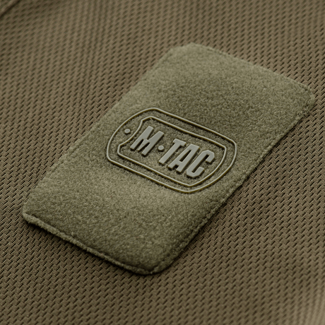 M-Tac Polo Elite Tactical Coolmax uniformspolo med Coolmax® materiale, tæt på M-Tac logoet på stoffet.