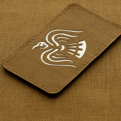 M-Tac Patch Ravneflag Laser Cut med vikingaflagga och svart korp, tillverkad i Cordura 500D med Velcro, idealisk för taktisk utrustning.