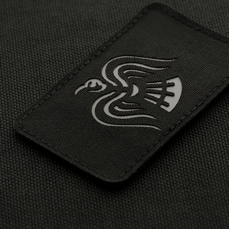 M-Tac Patch Ravneflag Laser Cut med svart korp, symboliserar krigslust, på svart bakgrund; tillverkad i Cordura 500D, fäst med Velcro.
