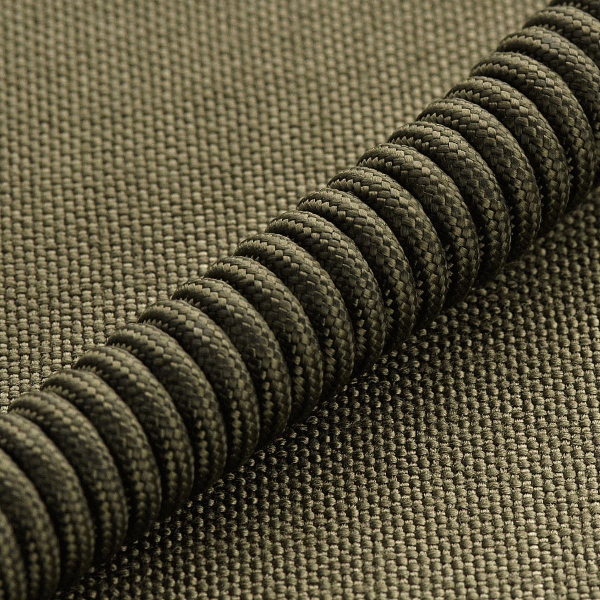 M-Tac Safety Cord Medium for Carbine med spiraldesign til sikring af våben og udstyr. Perfekt til at forhindre tab eller tyveri.