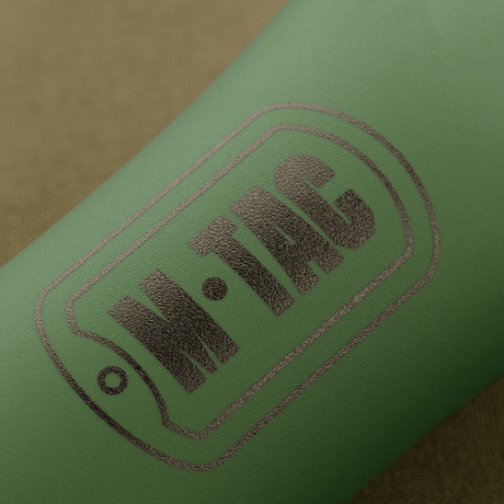 Närbild av M-Tac hopfällbar drickflaska med logotyp, lämplig för vandring, resor och cykling, gjord av livsmedelsgodkänt TPU