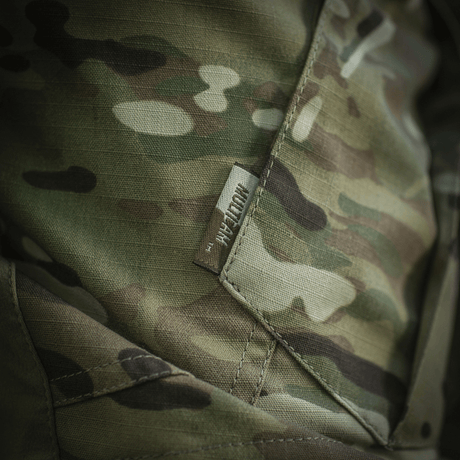 Nærbillede af M-Tac Shorts STURM Gen.II Nyco Extreme i camouflagemønster, med etiket synlig. Ideelle til taktisk brug og udendørsaktiviteter.