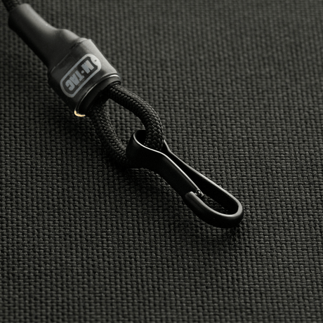 M-Tac Safety Cord Medium for Carbine med D-ring og stærk spiraldesign til sikker fastgørelse af udstyr.