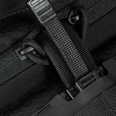 Närbild av M-Tac Sling pistolväska Elite Hex med Velcro med robusta blixtlås och spännen i svart Cordura-material.