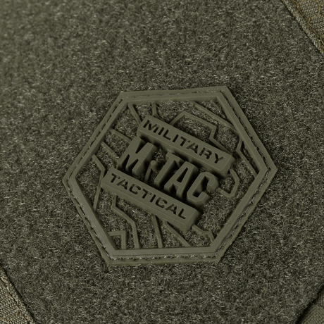 Detalj av M-Tac Sling pistolväska Elite Hex med Velcro med militärt taktiklogotyp på Cordura-tyg.