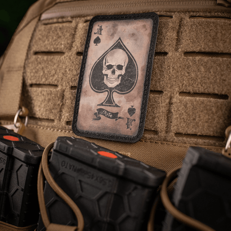 M-Tac Patch Ace of Spades moralepatch med dödskallemotiv på väska, symboliserar stridsanda och stil. Cordura 500D, Velcro‑montering.