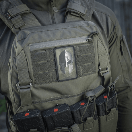 M-Tac Spartan Hjelm Patch på taktisk väst, symboliserar mod och styrka, gjord av slitstark Cordura 500D, idealisk för militär utrustning.