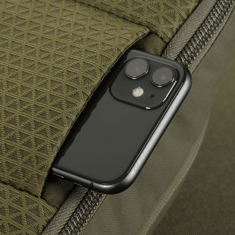 Närbild av M-Tac Sphaera Hardsling Bag Large Elite med Velcro med smartphone i en ficka, visar väska funktionalitet och detalj.