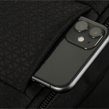 Detalj av M-Tac Sphaera Hardsling Bag Large Elite med Velcro, visar textur och ficka med smartphone.