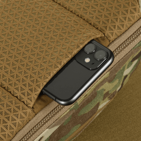 M-Tac Sphaera Hardsling Bag Large Elite med Velcro i Cordura, visar en smartphone i en ficka. Hållbar och funktionell designväska.