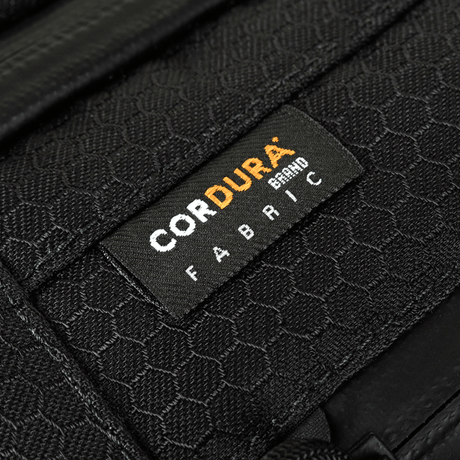 Närbild av CORDURA®-tyg på M-Tac Sphaera Hex Hardsling Bag Large Elite, visar hållbart material och kvalitet.