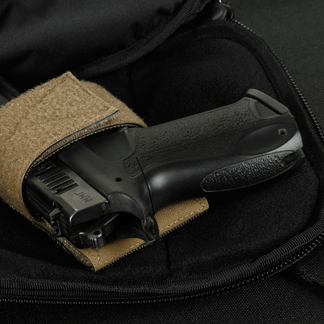 Invändig vy av M-Tac Sphaera Hex Hardsling Bag Large Elite med en svart pistol.