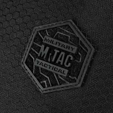 Närbild av M-Tac Sphaera Hex Hardsling Bag Large Elite med hexagonformad logga på svart bakgrund.