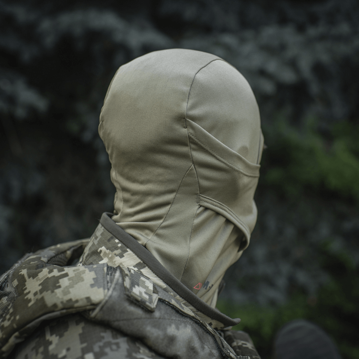 M-Tac Sweater-Ninja-Balaclava Premium til udendørs aktiviteter, fremstillet af Polartec® Power Dry, bæres under hjelm for komfort.