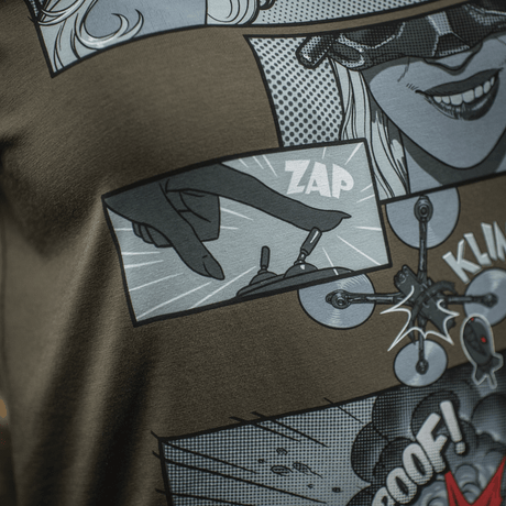 M-Tac T-Shirt Comics Drone Girl med FPV-dronepilot og kreativt comic-print, hylder styrke og præcision i blød bomuldsblanding.
