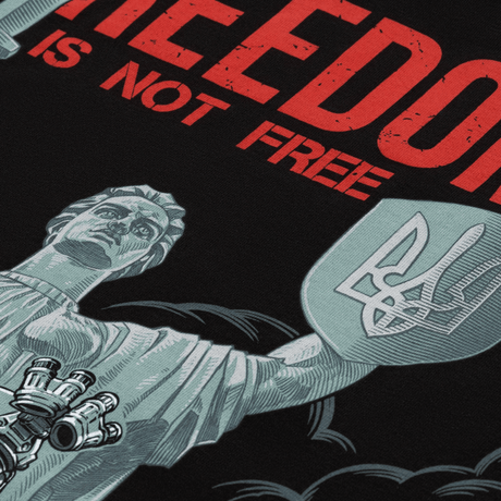 M-Tac T-Shirt Freedom med print af ukrainsk militær og modstandsikoner, skjold og sværd som symboler på beskyttelse og frihed.