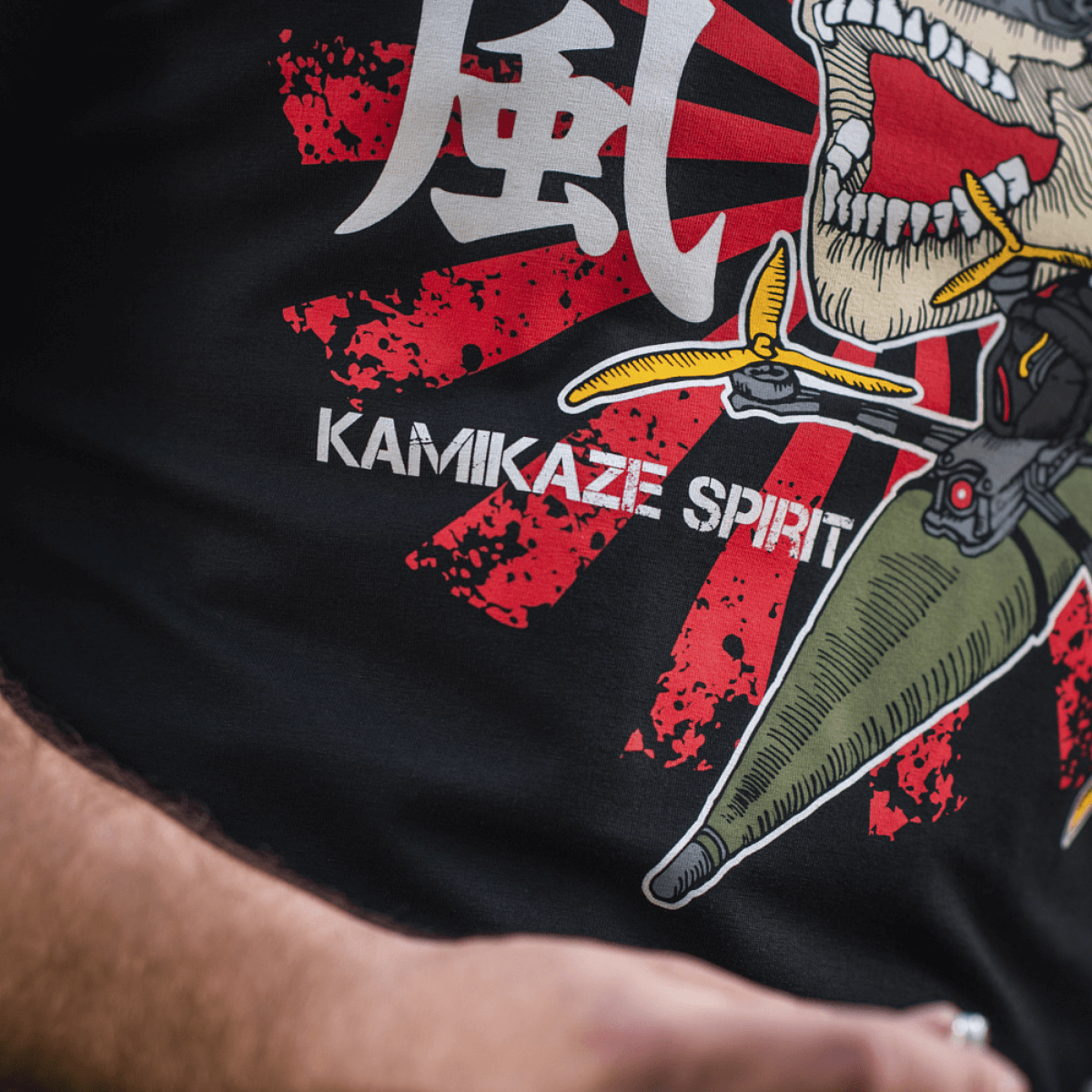 M-Tac T-Shirt Kamikaze Spirit med stiliseret kranieprint og japansk "Hinomaru" solflag, designet til FPV-operatører.