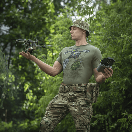 M-Tac T-Shirt Quadcopter båret af UAV-operatør i natur, lavet af bomuld og elastan, designet med quadcopter grafik.