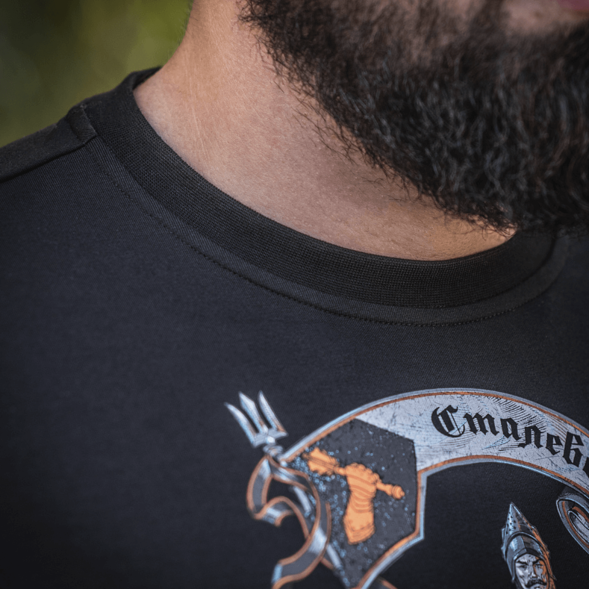 M-Tac T-Shirt Steel Knight med print af stålridder på hest, Leopard 2- og T-72-tanke, symboliserer styrke og mod. Komfortabel og stilfuld.