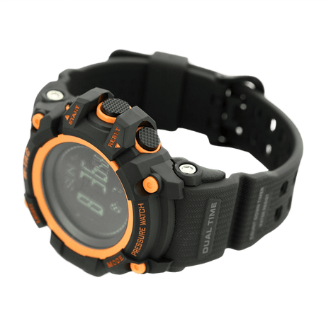 M‑Tac Taktisk Adventure-klocka med avancerade funktioner som altimeter, kompass och vattenavvisande boett för utomhusaktiviteter.
