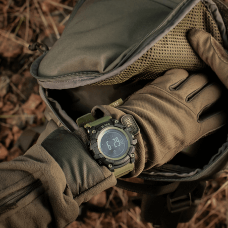 M‑Tac Taktisk Adventure-klocka i bruk vid utomhusaktiviteter, med robust design och avancerade funktioner för friluftsentusiaster.