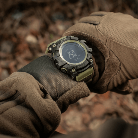 M-Tac Taktiskt Adventure-ur med robust urkass och avancerade funktioner för outdoorentusiaster och militärt bruk
