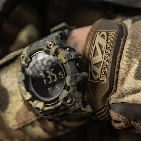 M-Tac Tactical Ur 2037 på handleden, robust design med kompass och LED-bakgrundsbelysning, idealisk för taktisk användning.