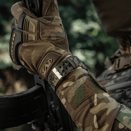 M-Tac Tactical Ur 2037 sedd på en arm i camouflagejacka, idealisk för utomhus och taktisk användning.