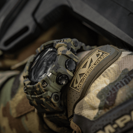 M-Tac Tactical Ur 2037 i robust design med kompass, LED-bakgrundsbelysning och stoppur. Idealisk för utomhus och taktisk användning.