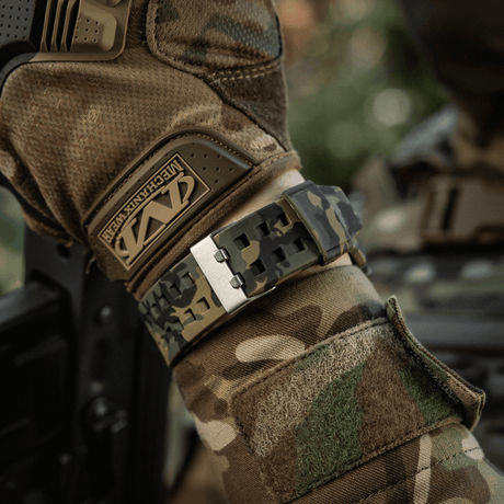 M-Tac Tactical Klocka 2037 i camo-design på handled med slitstarkt armband, idealisk för taktisk användning och friluftsliv.