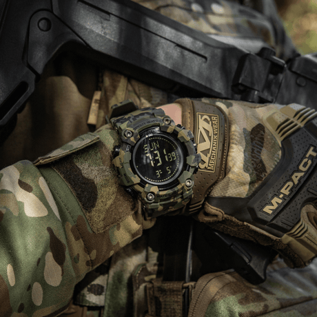 M-Tac Tactical Ur 2037 i bruk, designad för utomhus och taktisk användning, robust och hållbar med funktioner som kompass och LED-bakgrundsbelysning.