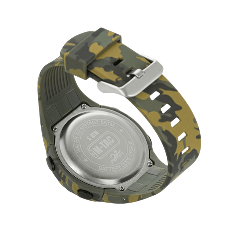 M-Tac Tactical Ur 2166 i camo, med stålboett, vattentålighet 5ATM, robust för utomhus och taktisk användning. Batterikod CR2430.