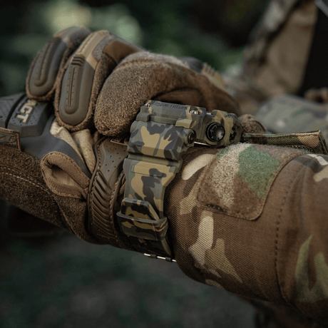 M-Tac Tactical Klocka 2037 på en hand med kamouflagehandske, idealisk för taktisk och utomhusanvändning.