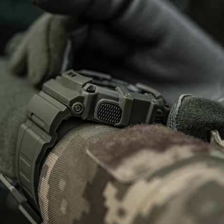 M-Tac Tactical Klocka med Kompass 2233 i slitstarkt design för friluft och taktisk användning, med kompass, LED-bakgrundsbelysning och alarm.