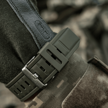 M-Tac Tactical Klocka med Kompass 2233 i robust design och ABS-plast, idealisk för friluft och taktisk användning med 5ATM vattentålighet.