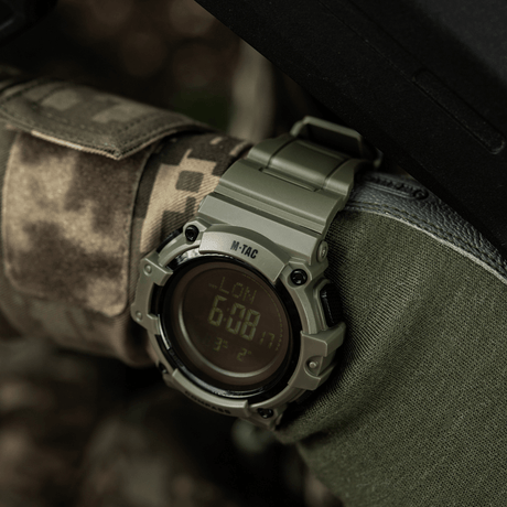 M-Tac Tactical Klocka med Kompass 2233 – robust klocka för friluft och taktisk användning, med LED och vattenresistent design, perfekt för vardag.