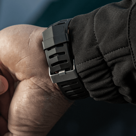 M-Tac Tactical Ur 2147 med robust rem, idealisk för taktisk användning och dagliga aktiviteter, visar hållbarhet och stil.
