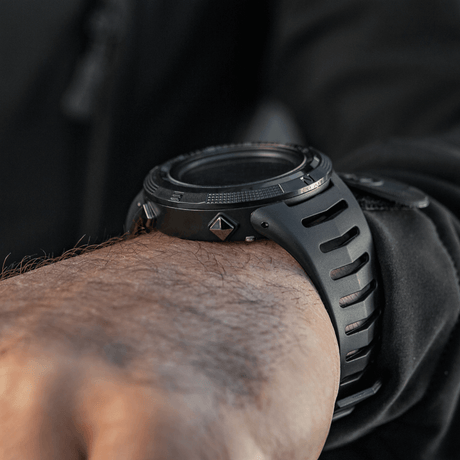 M-Tac Tactical Ur 2147 med robust design på en mans handled, idealisk för utomhus och taktisk användning.