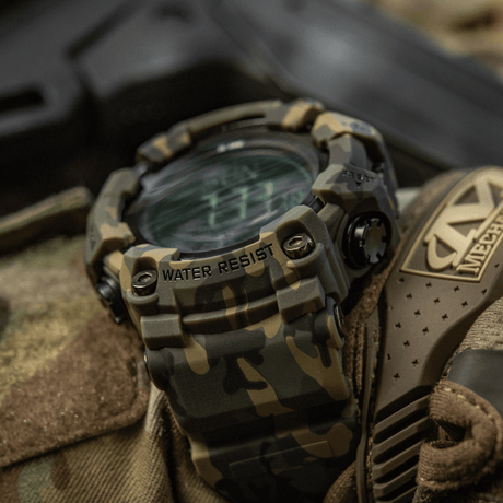 M-Tac Tactical Ur 2037 i camouflagedesign, idealisk för utomhus och taktisk användning med 5ATM vattenresistens och LED-bakgrundsbelysning.