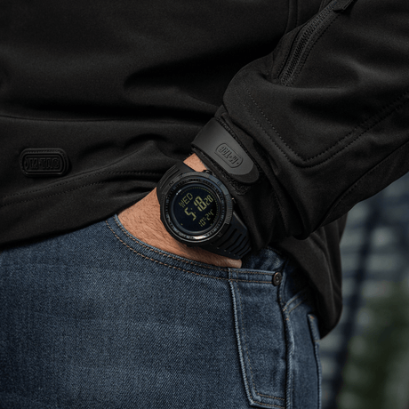 M-Tac Tactical Ur 2147 på handleden, visar robust och taktisk design, idealisk för utomhus och vardagligt bruk, LED-display framhävd.