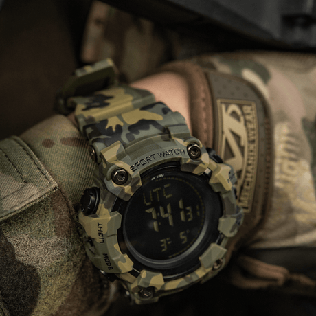 M-Tac Tactical Ur 2037 i camouflagedesign; idealisk för utomhus och taktisk användning, med funktioner som kompass och LED-ljus.