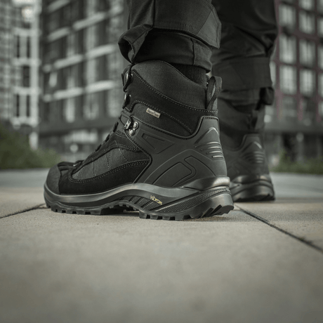 M-Tac Taktiska Demi-Season Stövlar Pro Line med stark Vibram-sula i stadsmiljö – slitstark och fuktresistent design för taktiska uppdrag.