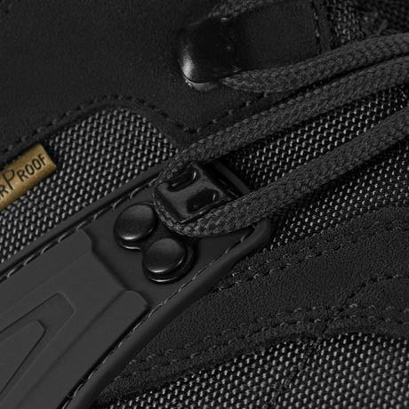Närbild av M-Tac Taktiska Demi-Season Stövlar Pro Line med slitstarkt suede och Cordura-tyg med detaljerad sömnad.