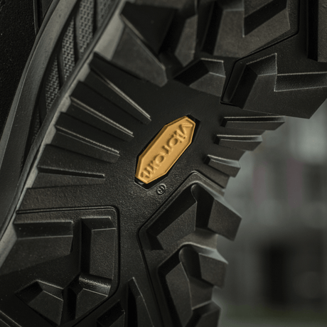 Detalj av Vibram-sula på M-Tac Taktiska Demi-Season Stövlar Pro Line för optimalt grepp och stabilitet.