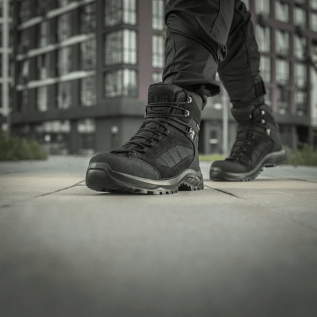 M-Tac Taktiska Demi-Season Stövlar Pro Line i användning vid utomhusaktivitet, tillverkade av slitstarkt suede och Cordura med Vibram-sula.