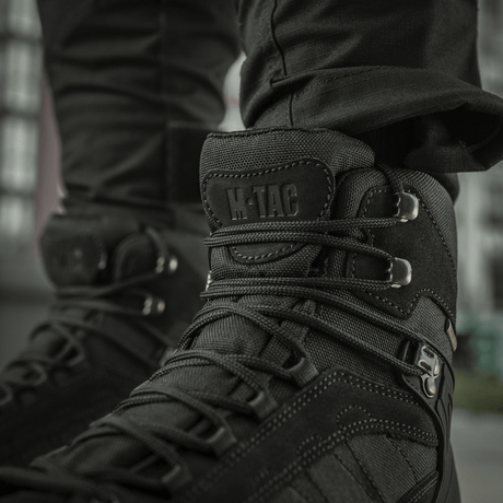 M-Tac Taktiska Demi-Season Stövlar Pro Line i slitstarkt suede och Cordura med Vibram-sula för komfort och hållbarhet under taktiska uppdrag.