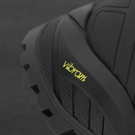 Närbild av Vibram-sula på M-Tac Taktiska Demi-Season Stövlar Pro Line, designad för grepp och stabilitet under taktiska uppdrag.