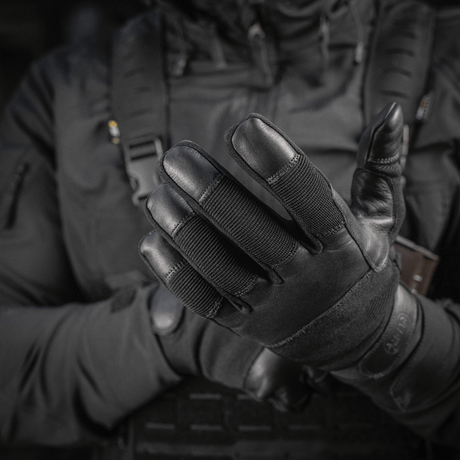 En person iført M-Tac Handsker Police Gen.2, designet til sikkerhed og komfort i taktiske situationer.