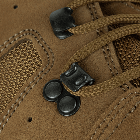 Närbild av snörningsdetaljer på M-Tac taktiska sommarskor i mocka och Cordura® mesh-material, designade för komfort och hållbarhet