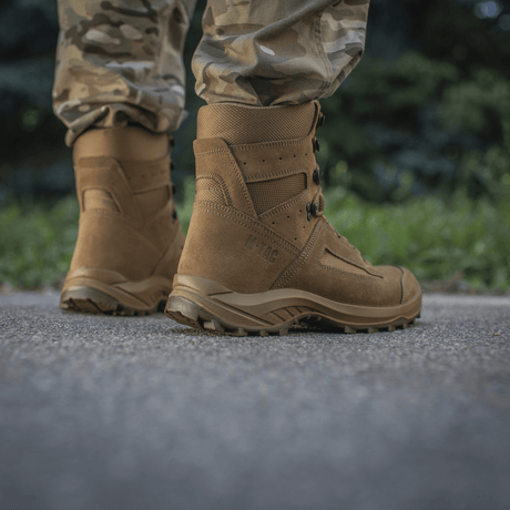 M-Tac taktiska sommarskor i brunt mocka och Cordura®, designade för varma dagar och terräng, fotograferade utomhus